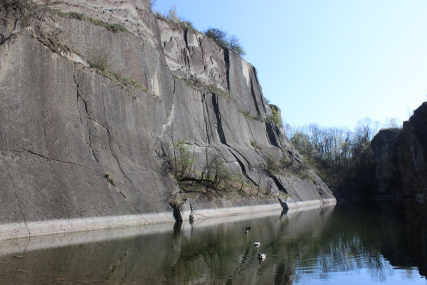 Hlubočepské jezírko vzniklo zatopením jednoho z mnoha zdejších lomů (lokalita 3).