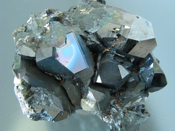 Hematit, Elba, Itálie, 7 × 6 cm ze Stuchlikovy sbírky. Zdroj: Národní muzeum