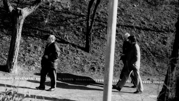 Bývalý politik, poté disident František Kriegel sledován dvěma příslušníky Státní bezpečnosti (StB). Praha 1977. Foto: Archiv Výzkumného ústavu pro Východní Evropu na univerzitě v Brémách Bývalý politik, poté disident František Kriegel sledován dvěma příslušníky Státní bezpečnosti (StB). Praha 1977.