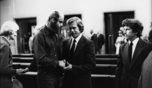 Pohřeb Václava Havla st. Jan Ruml (vlevo) kondoluje spisovateli a disidentovi Václavu Havlovi. Praha 1979. Foto: Archiv Výzkumného ústavu pro Východní Evropu na univerzitě v Brémách Pohřeb Václava Havla st. Jan Ruml (vlevo) kondoluje spisovateli a disidentovi Václavu Havlovi. Praha 1979.