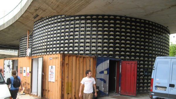 Fotografie. Stanica Žilina-Záriečie.  Divadelní novostavba z bas od piva. Zdroj: Vojtěch Poláček