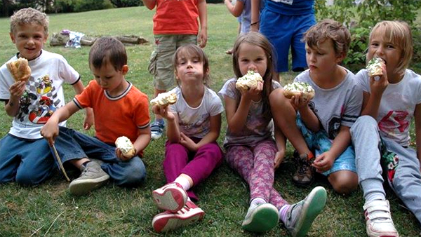 Vlastnoručně upletené housky dětem moc chutnaly. fotografie dětí při svačině