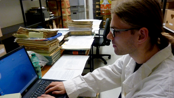 Fotografie dobrovolníka u notebooku