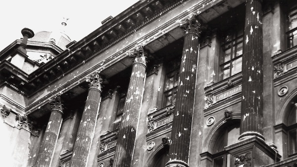 Průčelí Národního muzea poničené střelbou v roce 1968. Zdroj: Národní muzeum Fotografie. Průčelí Národního muzea poničené střelbou v roce 1968. Zdroj: Národní muzeum