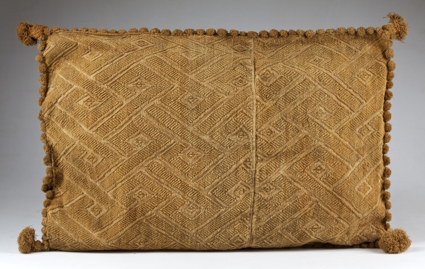 Rubová strana polštáře (inv. č. 22 258), který pochází ze sbírek Rudolfa II. (1576–1611). Zdroj: Národní muzeum Fotografie. Rubová strana polštáře (inv. č. 22 258), který pochází ze sbírek Rudolfa II. (1576–1611). Zdroj: Národní muzeum