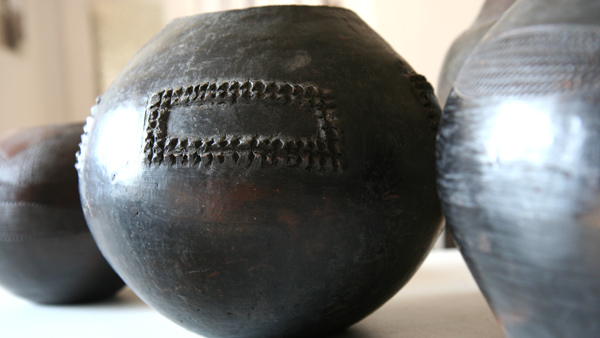 Tradiční africké nádoby na pivo. Zdroj: Národní muzeum Fotografie. Tradiční africké nádoby na pivo. Zdroj: Národní muzeum