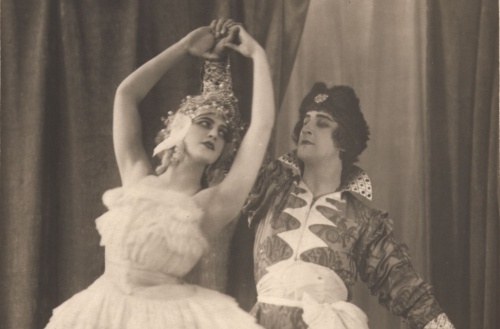 Detail fotky Jelizaveta Nikolská a Remislav Remislavský, 1925. Labutí jezero – Odetta a Princ, prem. 11. 2. 1924 v Národním divadle v Praze. Zdroj: Národní muzeum Fotografie. Detail fotky Jelizaveta Nikolská a Remislav Remislavský, 1925. Labutí jezero – Odetta a Princ, prem. 11. 2. 1924 v Národním divadle v Praze. Zdroj: Národní muzeum