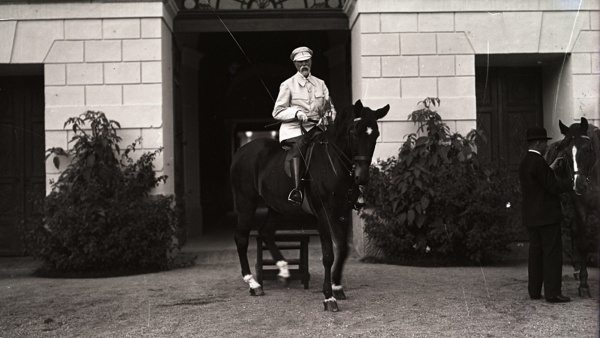 T. G. Masaryk v bílém vycházkovém obleku.Zdroj: Národní muzeum Fotografie. T.G. Masaryk v bílém vycházkovém obleku.Zdroj: Národní muzeum