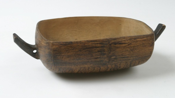 Fotografie. Dřevěný pekáč na sádlo z oblasti Kilimadžára, d.: 21,4 cm ( inv. č.: 6245). Zdroj: Národní muzeum