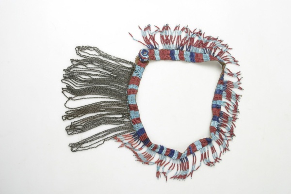 Zástěrka, Parové, Tanzanie. D.: 28 cm ( inv. č. 6301). Zdroj: Národní muzeum Fotogradie. Zástěrka, Parové, Tanzanie. D.: 28 cm ( inv. č. 6301). Zdroj: Národní muzeum