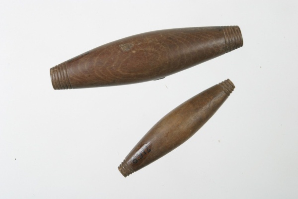 Ušní kolíky, Kahové, Tanzanie, d.: 3,7 cm (inv. č. : 6311). Zdroj: Národní muzeum Fotografie. Ušní kolíky, Kahové, Tanzanie, d.: 3,7 cm (inv. č. : 6311). Zdroj: Národní muzeum