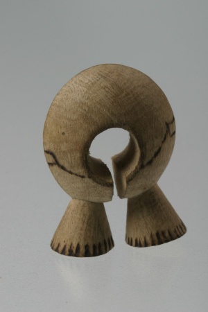 Fotografie. Dřevěná náušnice z oblasti Kilimandžára, v.: 4,2 cm (inv. č. 6323). Zdroj: Národní muzeum