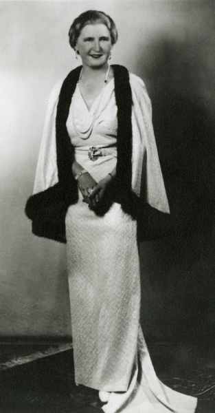 Fotografie. 4) Hana Benešová ve velké společenské toaletě s pláštěnkou lemovanou kožešinou, 1937. Zdroj: Národní muzeum