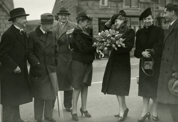 Fotografie. 6) Hana Benešová za války v Anglii v perziánovém kožichu, 1941. Zdroj: Národní muzeum