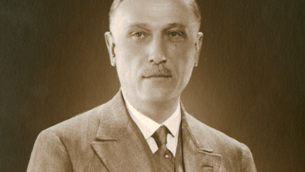 Spisovatel, cestovatel a sběratel Joe Hloucha, 1933. Zdroj: Národní muzeum Spisovatel, cestovatel a sběratel Joe Hloucha, 1933. Zdroj: Národní muzeum