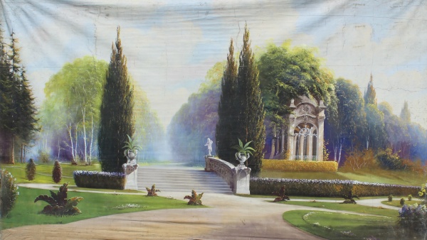 Pozadí – zadní prospekt – nabízí pohled do zcela odlišných prostředí: Zámeckého parku s altánem. Zdroj: Obec Jestřabí v Krkonoších Fotografie. Pozadí – zadní prospekt – nabízí pohled do zcela odlišných prostředí: Zámeckého parku s altánem. Zdroj: Národní muzeum