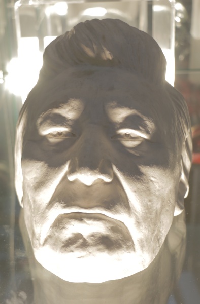 Fotografie. Zahrnuty jsou i pohřební masky. Zdroj: Národní muzeum