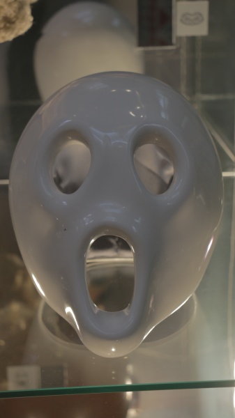 Fotografie. Motocyklová přilba inspirovaná obrazem "Výkřik". Zdroj: Národní muzeum