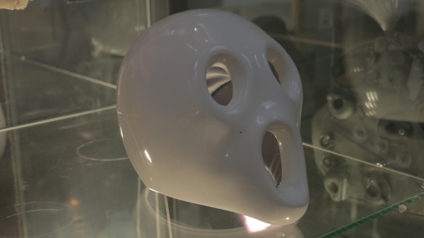 Maska Výkřik od českého umělce Jiřího Černického. Zdroj: Národní muzeum Fotografie. Maska Výkřik od českého umělce Jiřího Černického. Zdroj: Národní muzeum