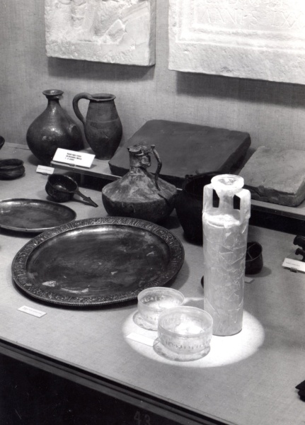 Nasvícení předmětu bodovým reflektorem. Zdroj: ANM, SOP, kart. 8, fotografická dokumentace výstavy Pravěk Československa, 1958.