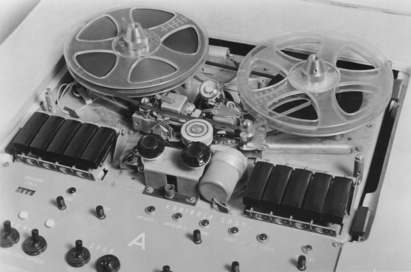 Detail magnetofonového zařízení s integrovaným počitadlem provozních cyklů. Zdroj: Archiv Oddělení pravěku a antického starověku, Národní muzeum. Materiály k výstavě Pravěk Československa. 