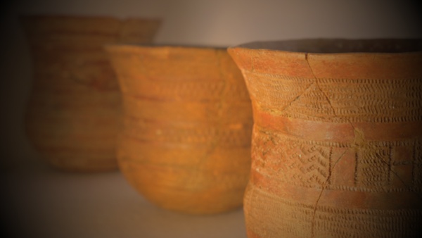 Zvoncovité poháry jsou zvláštní především svojí bohatou výzdobou. Zdroj: Národní muzeum Fotografie. Zvoncovité poháry jsou zvláštní především svojí bohatou výzdobou. Zdroj: Národní muzeum