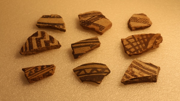 Fotografie. Devět střepů z území dnešního Iráku z lokalit Samarráʼ a Warkáʼ. Zdroj: Národní muzeum