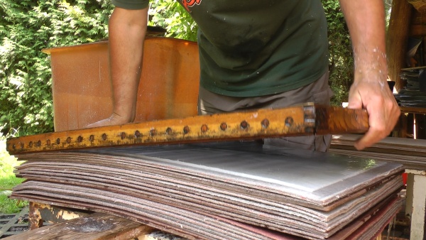 Fotografie. Vyklopení papíru ze síta na podložku. Zdroj: Národní muzeum