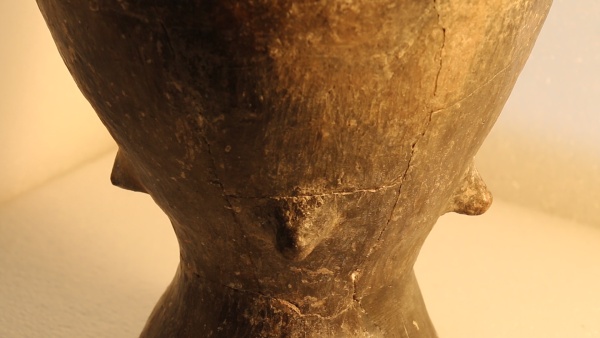 Fotografie. Typické pupíky společně s dutým tělem jsou signifikantní znaky bubnu. Zdroj: Národní muzeum