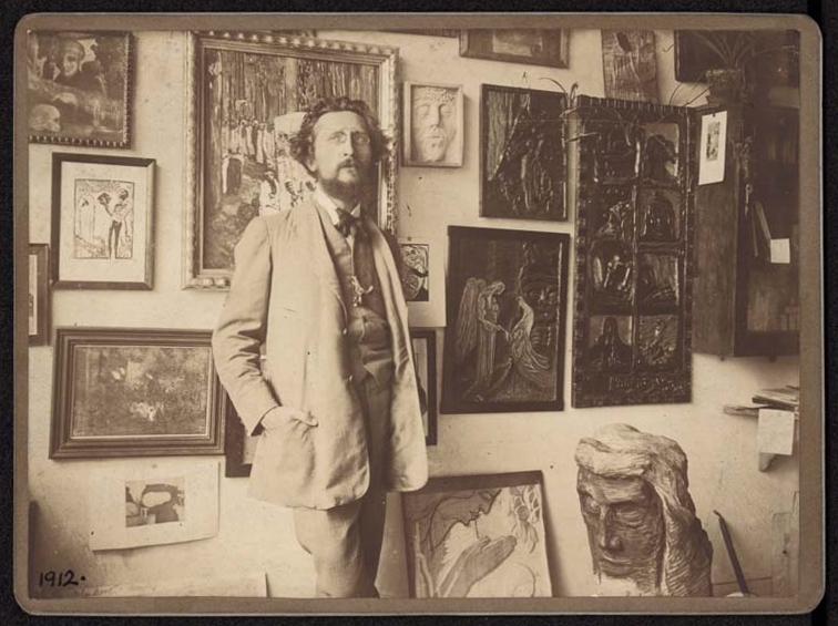 Josef Váchal ve svém ateliéru v Kladské ulici v Praze, 1912. Foto Josef Váchal samospouští. Zdroj: Národní muzeum. Fotografie. Josef Váchal ve svém ateliéru v Kladské ulici v Praze, 1912. Foto Josef Váchal samospouští. Národní muzeum.