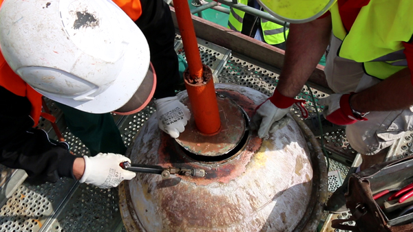Otevírání makovice lucerny na hlavní věži. foto