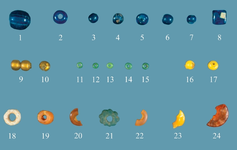 Skleněné korálky z Leirvíku (zdroj: Steffen Stummann Hansen - Inga Merkyte - Joanna Bending: Toftanes, a Viking Age Farmstead in the Faroe Islands: archaeology, environment and economy. Acta Archaeologica 84/1. Oxford (: Willey, Blackwell), 2013.s. 93)