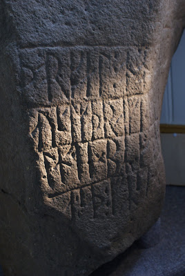 Fotografie. Sandavágur - runový kámen (zdroj: http://2.bp.blogspot.com/_5bZKzMrSlW4/TCdo8ooSRlI/AAAAAAAACKc/3sRqNwngcss/s400/DSC06004.JPG)