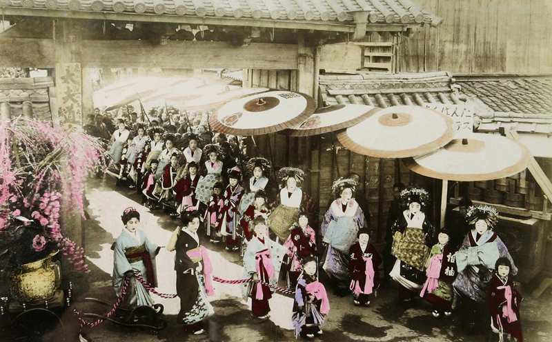 Kolorovaná fotografie Průvod kurtizán