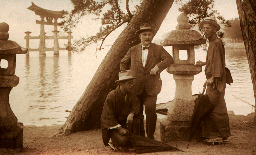 Fotografie tří mužů - Joe Hloucha v Japonsku s přáteli