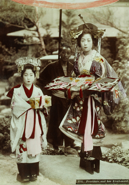 Kurtizána vysokého ranku a její dětská služebnice na zahradě pod velkým slunečníkem