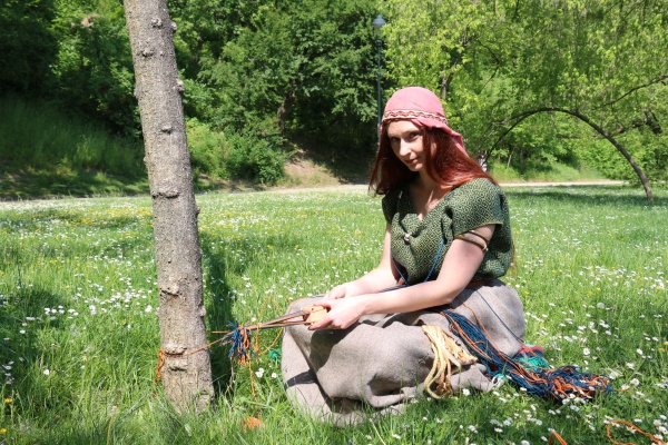 Ukázka tkaní v pravěkém oděvu z doby římské. Zdroj: Národní muzeum Fotografie. Ukázka tkaní v pravěkém oděvu z doby římské. Zdroj: Národní muzeum
