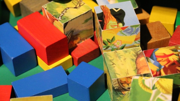 Dřevěné kostky. Zdroj: Národní muzeum Fotografie. Dřevěné kostky. Zdroj: Národní muzeum