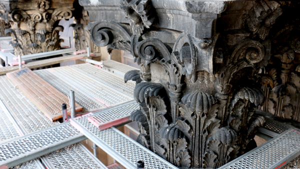 V popředí nevyčištěná hlavice sloupu, v pozadí hlavice, na které již probíhá čištění. Zdroj: Národní muzeum