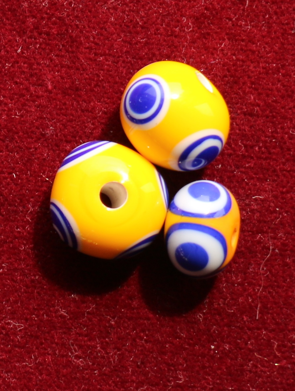 Fotografie. Repliky pravěkých korálků s očky. Zdroj: Národní muzeum