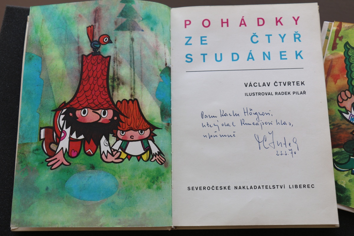 Fotografie. Kniha, která patřila Karlu Högerovi s dedikcí. Zdroj: Národní muzeum