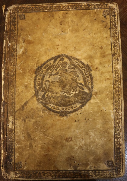 Fotografie. Kniha Petra Voka z Rožmberku s jeho supralibros. Zdroj: Národní muzeum