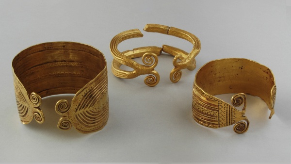 Fotografie. Mezi luxusními výrobky mohylových kultur střední doby bronzové (asi 1550 až 1300 př. n. l.) se objevují i nádherně zdobené zlaté náramky. Foto L. Káchová.
