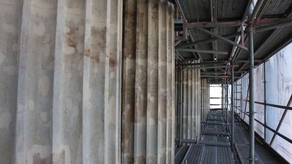 Fotografie. Plomby jsou i na očištěných sloupech stále patrné. Zdroj: Národní muzeum