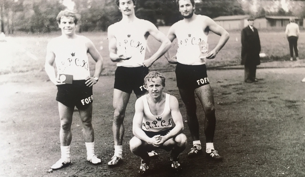 První čtyřčlenné družstvo Piris, rok 1979, zleva: Luboš Vaner, Miroslav Kovář, Vladimír Hobst, Jaroslav Ptáčnik. Zdroj: Národní muzeum Fotografie. První čtyřčlenné družstvo Piris, rok 1979, zleva: Luboš Vaner, Miroslav Kovář, Vladimír Hobst, Jaroslav Ptáčnik. Zdroj: Národní muzeum