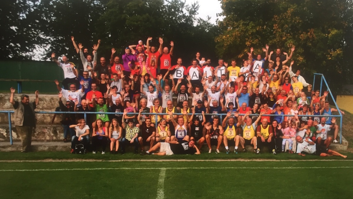 Fotografie. Tradiční společná fotografie všech účastníků a diváků z posledního ročníku ADADu v roce 2015, Lovosice. Zdroj: Národní muzeum Fotografie. Tradiční společná fotografie všech účastníků a diváků z posledního ročníku ADADu v roce 2015, Lovosice. Zdroj: Národní muzeum