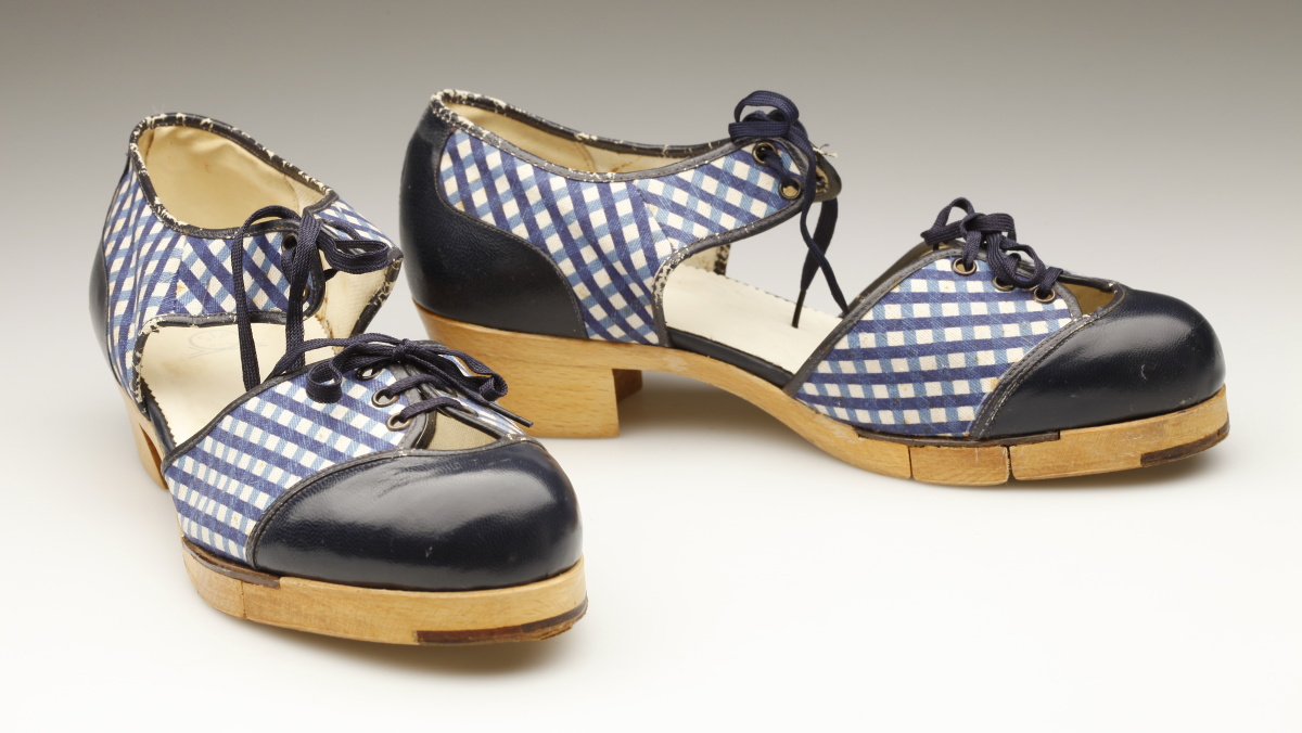 Fotografie. Dřeváky Baťa, 1940-1942, které můžete vidět i na výstavě Retro. Zdroj: Národní muzeum