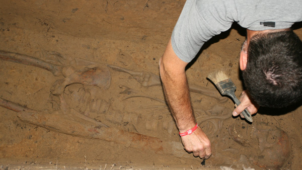 Fotografie Odkrývání kostry "bojovníka".