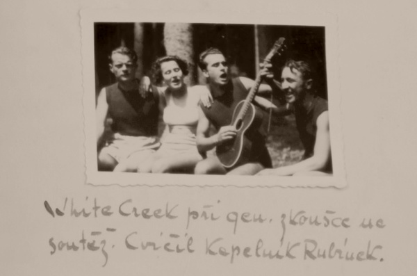 Fotografie osadního sboru. Zdroj: Národní muzeum Fotografie. Fotografie osadního sboru. Zdroj: Národní muzeum