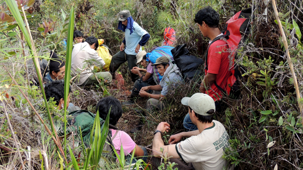 Týmu vědců pomáhali místní obyvatelé. Zdroj: Jiří Moravec Fotografie lidí v lese